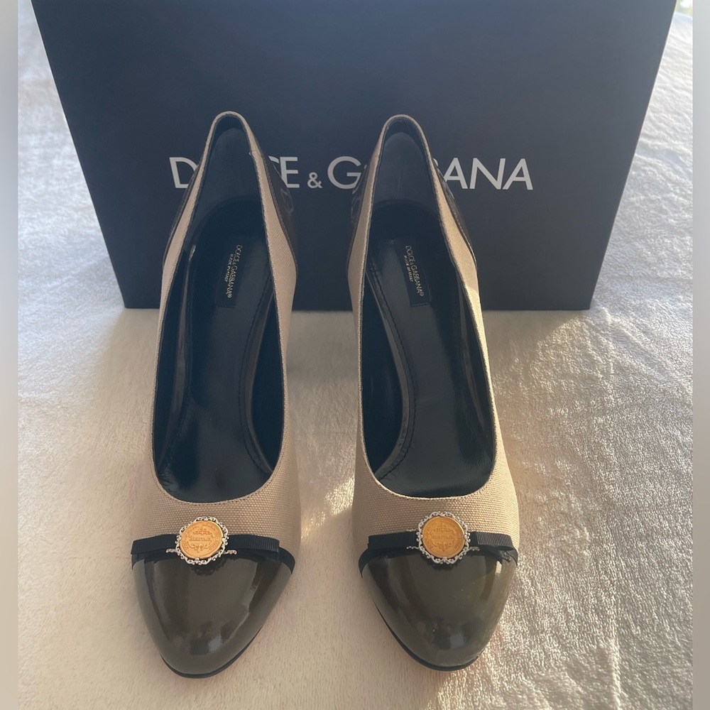 Dolce & Gabbana Brand New  EU41 US10 khaki and canvas pumps